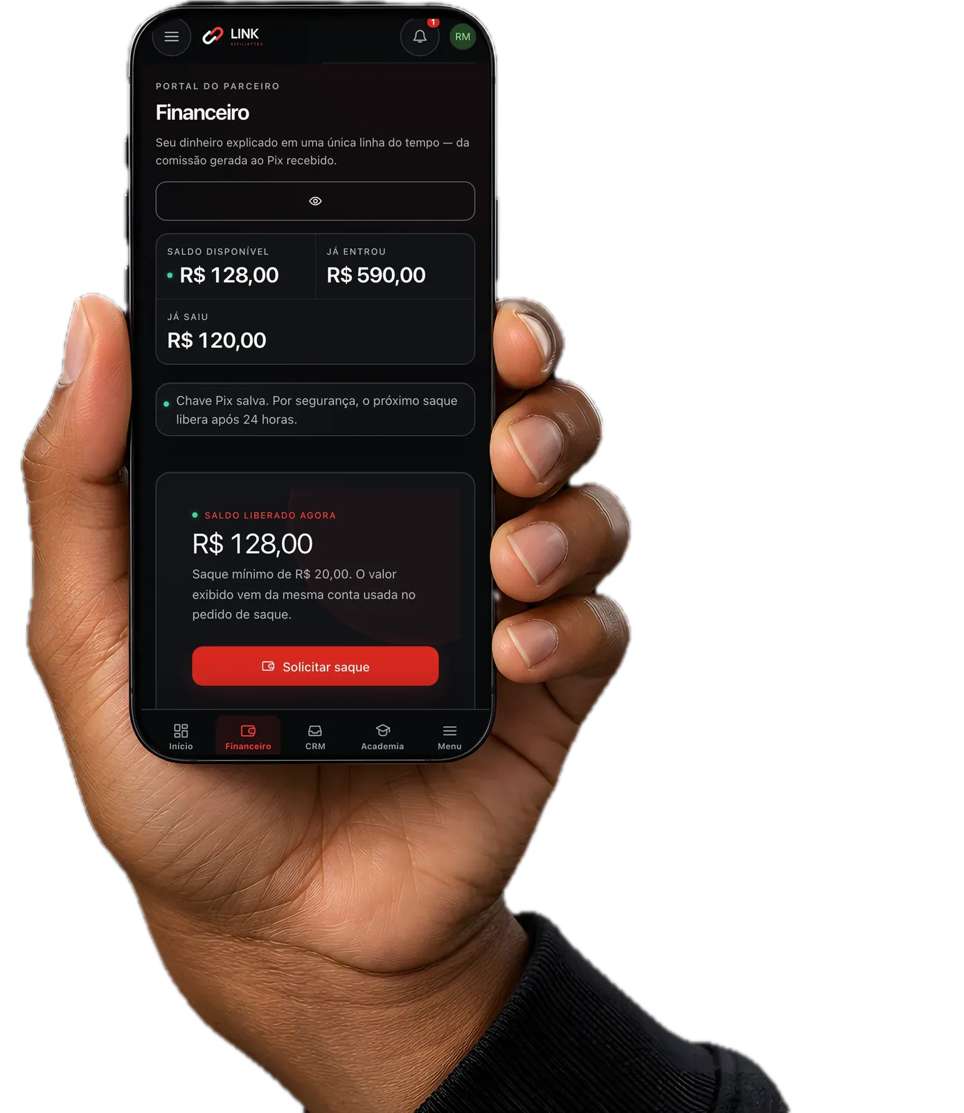 Mão segurando o celular com a tela Financeiro do painel: saldo liberado, saque mínimo de R$ 20,00 e o botão Solicitar saque, numa conta de demonstração