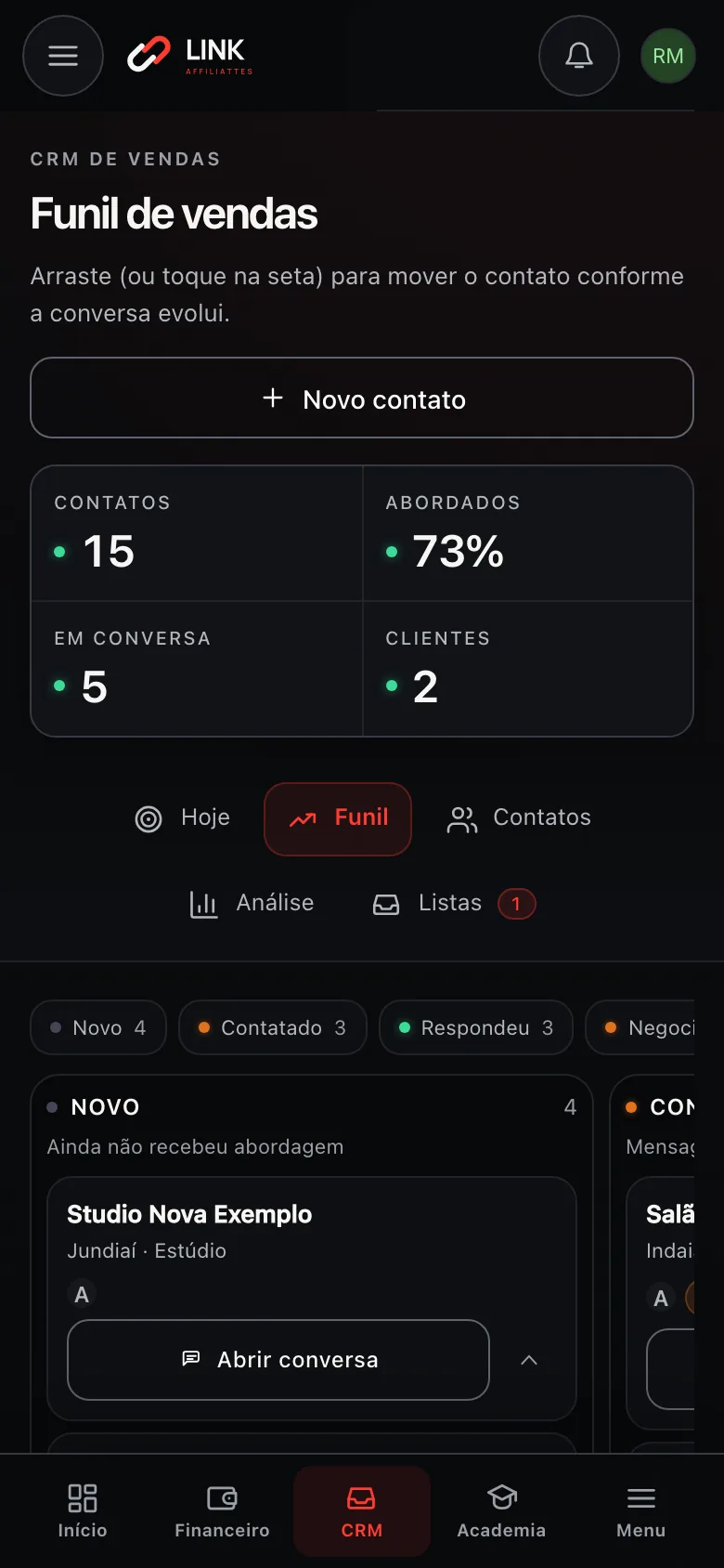 Funil de vendas no celular: arraste ou toque na seta para mover o contato de etapa