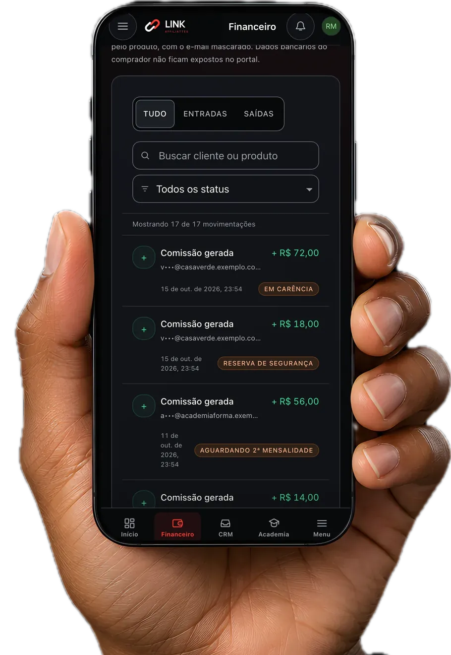 Mão segurando o celular com o extrato do Financeiro: comissões em carência, na reserva de segurança e aguardando a 2ª mensalidade, numa conta de demonstração